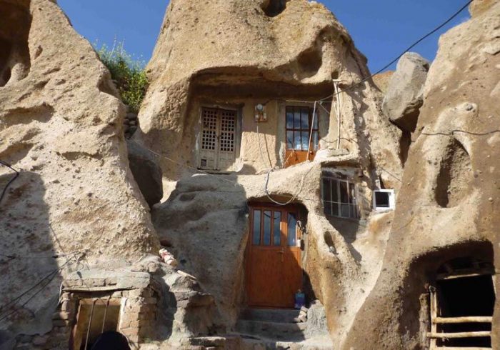 درب های فلزی روستای تاریخی کندوان تعویض می شود